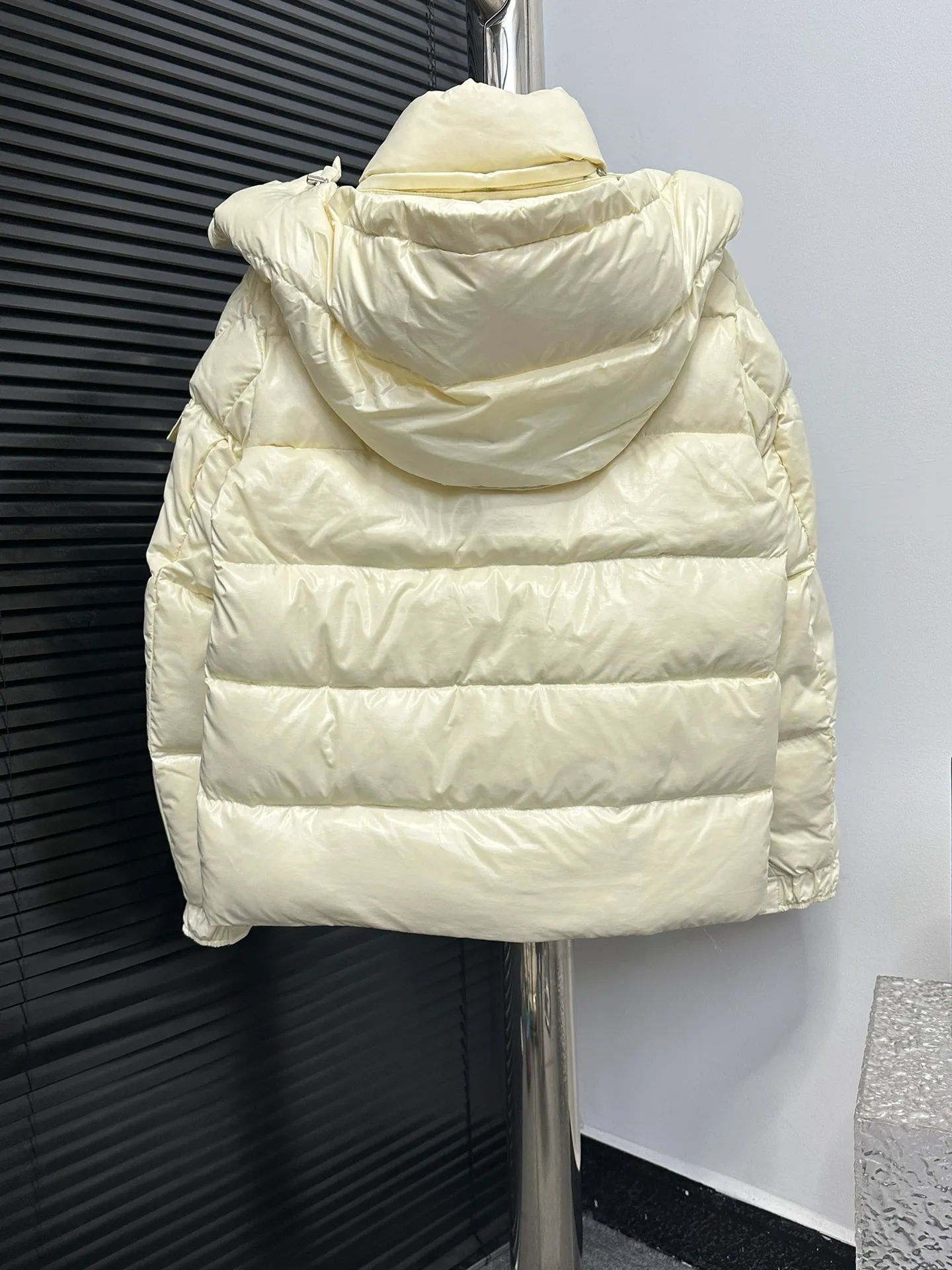 P390 Moncler/ 2026 70 、 。 DNA ， ， 。 Classic ， 、 。 Classic 70 。 Quality， 90 ，Premium Quality ， ，Black ！ Sizes M-3XL